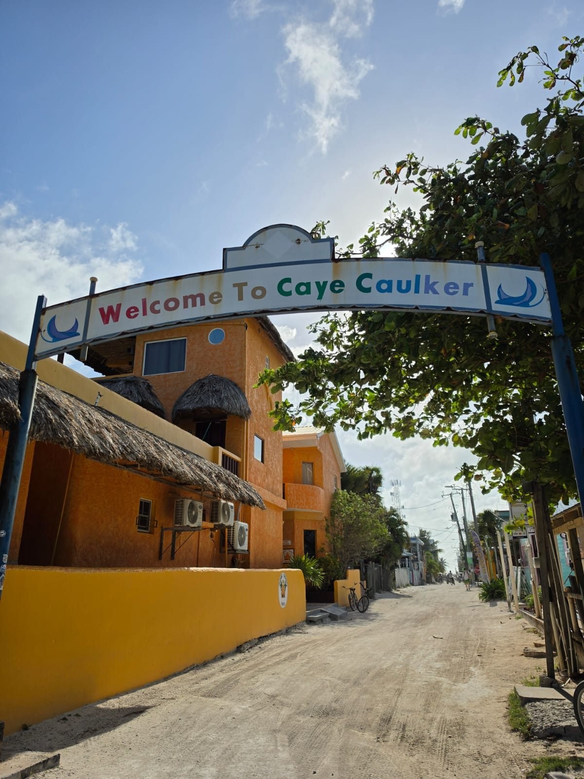 Arco de bienvenida a Caye Caulker en Belice