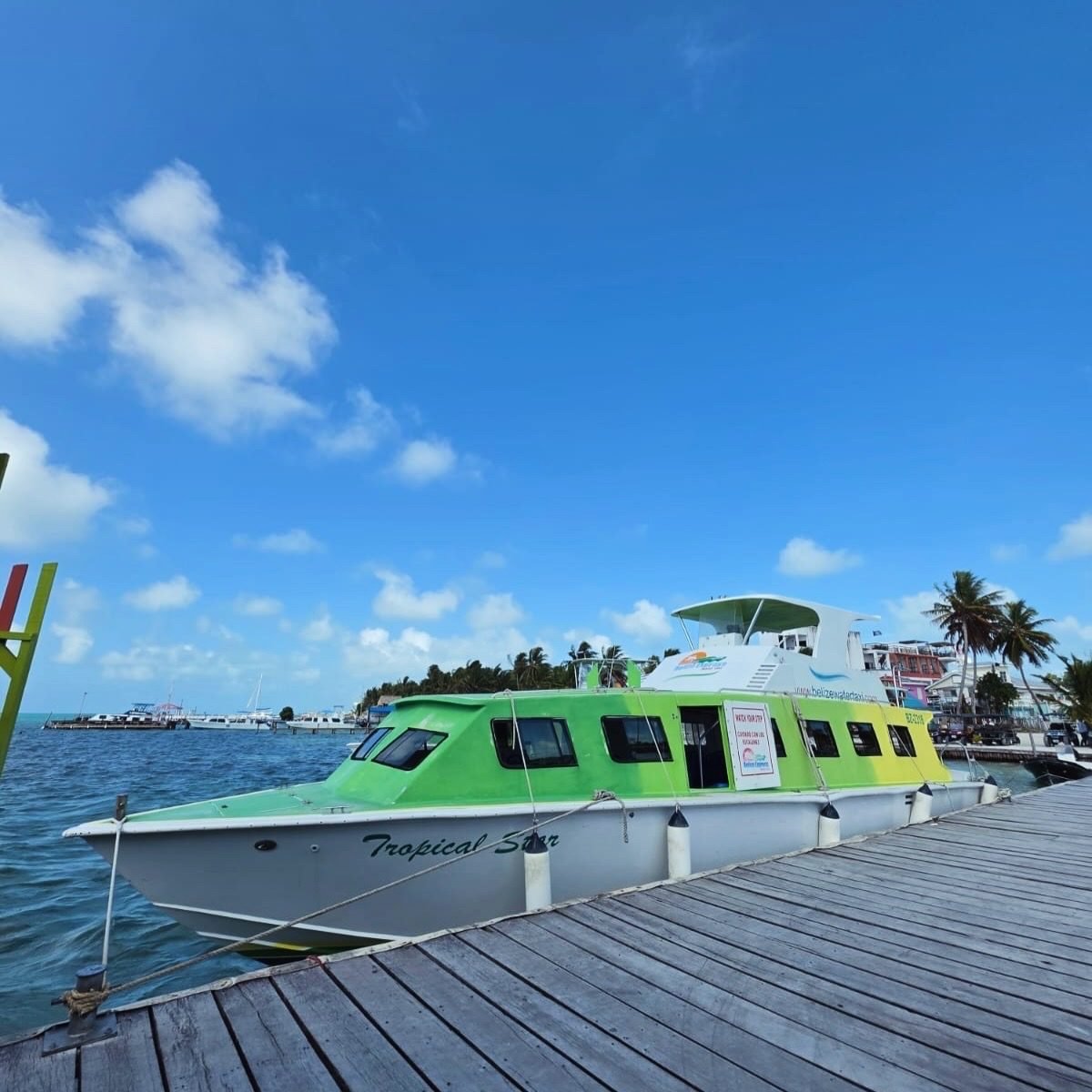 Ferry water taxi Tropical Star atracado en el muelle de madera en Belice