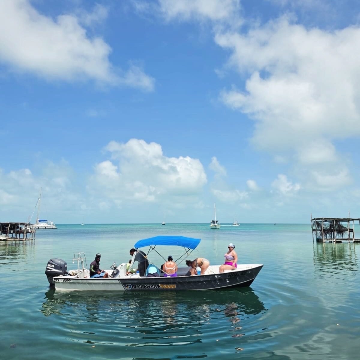 Sobre BelizeTur: lancha de tour con turistas frente a San Pedro